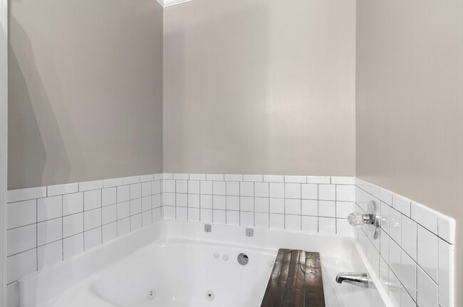 Building Photo - NEW LISTING!!!!!