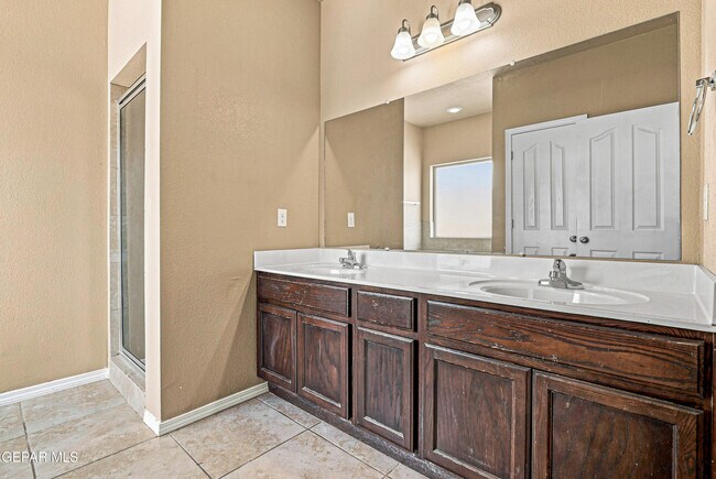 Building Photo - 7008 Faxon Dr
