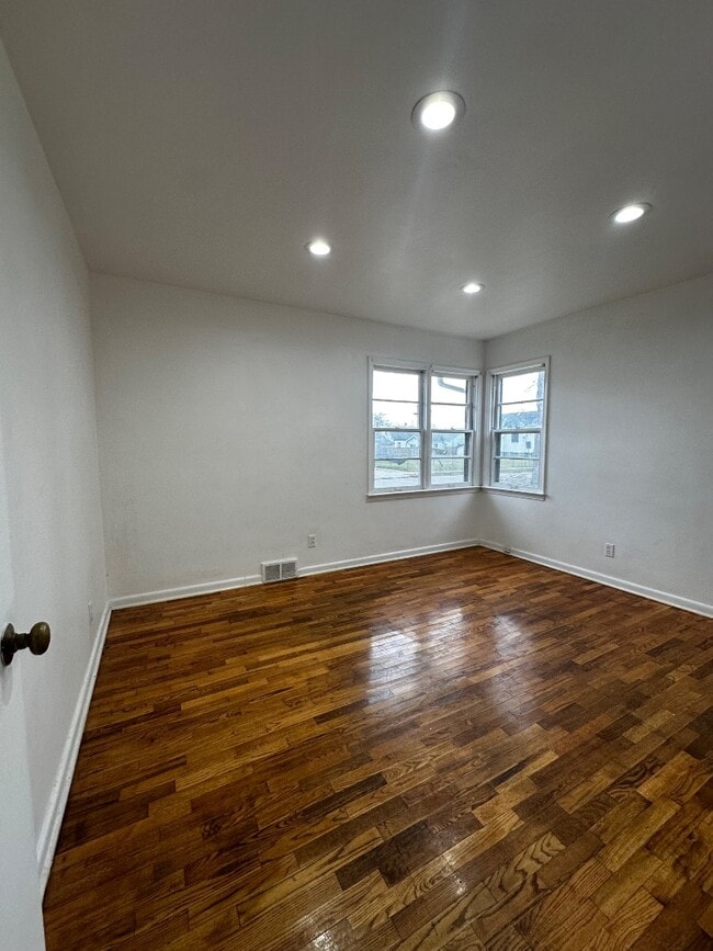 Building Photo - 1652 Stanley St