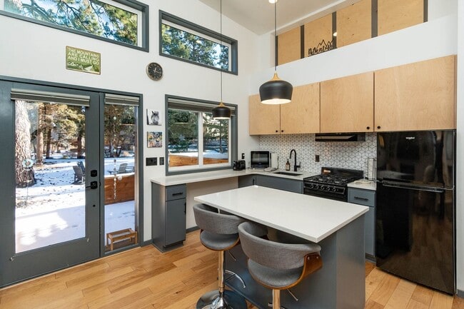 Building Photo - Hiatus Hideaway #3 - Close to Old Mill - Fully Furnished available Now