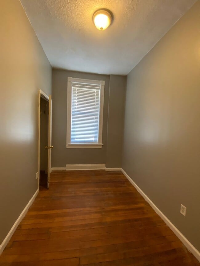 Building Photo - Get it while it lasts! Spacious 4 Bedroom ...