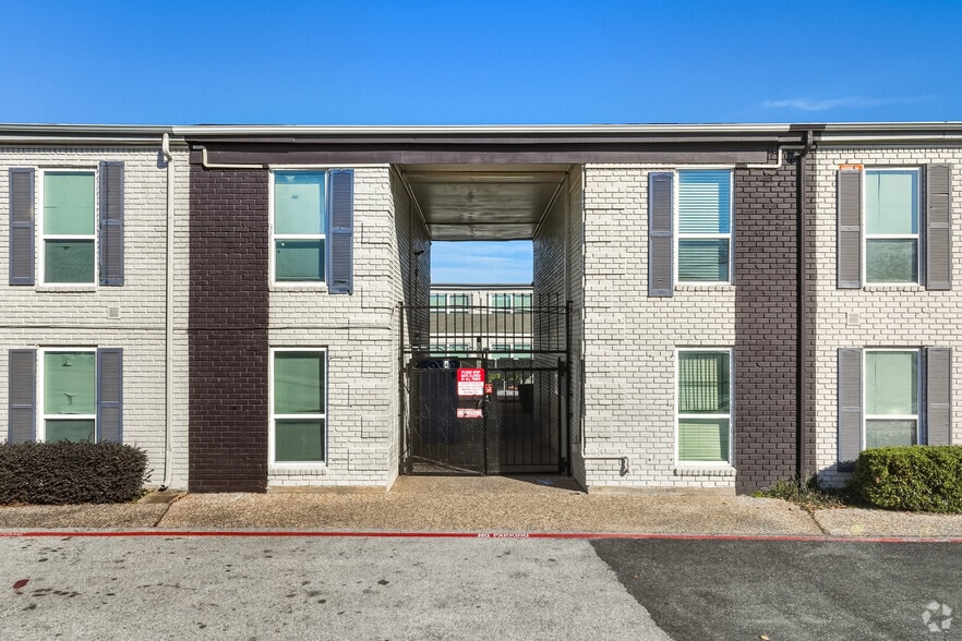 Alternate - The Atrium At 5606