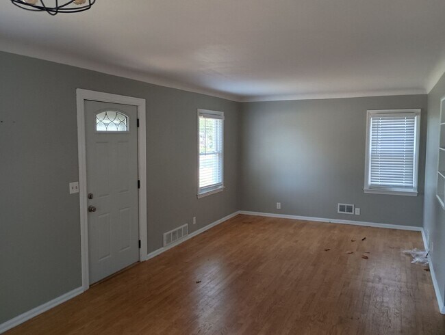 Building Photo - 320 S Griffin St