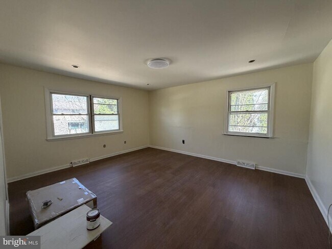 Building Photo - 322 W Nicholson Rd