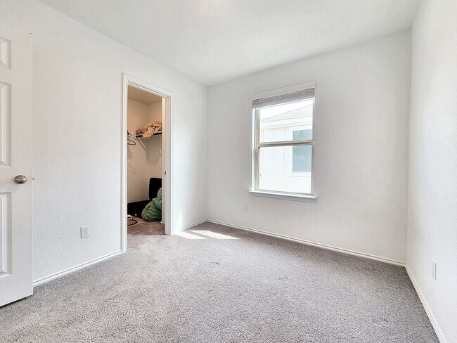 Building Photo - 517 Sour Cherry Ln