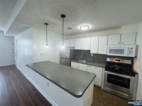 Building Photo - 225 Halladay St