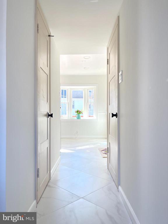 Building Photo - 27 Chantilly Ct