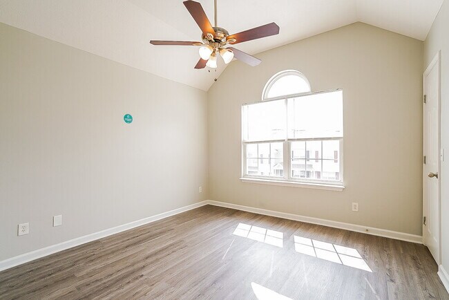 Building Photo - 8020 Logan Dr