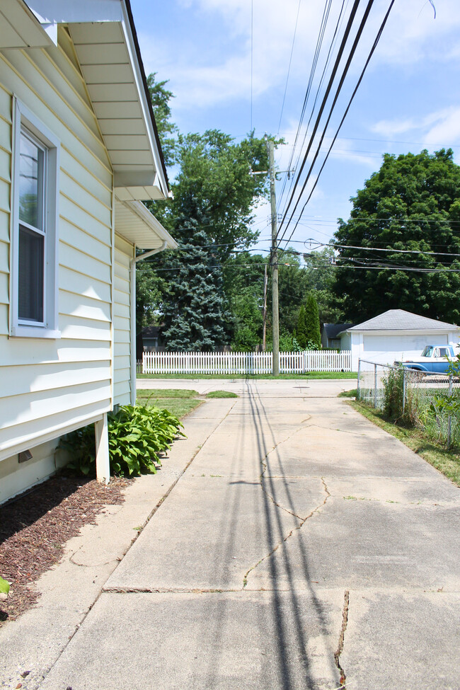 Building Photo - 1310 E Hudson Ave