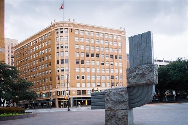 Building Photo - 411 W 7th St