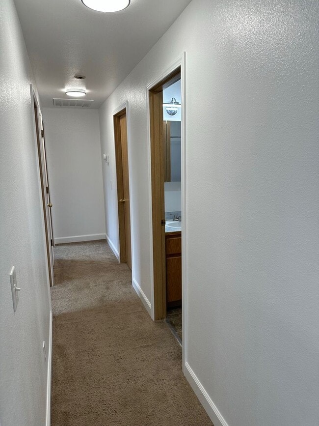 Building Photo - Cozy 3-bedroom rambler in Village Green av...