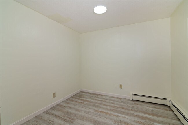 Building Photo - 72 Martensen St