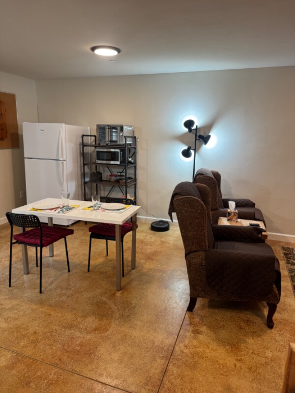 Building Photo - 2091 Fallbrook Ct