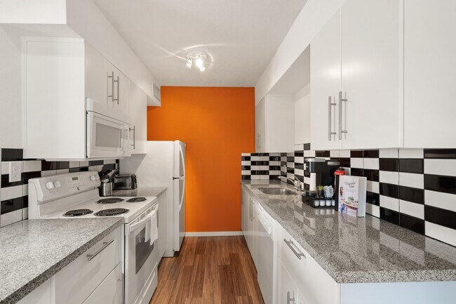 Building Photo - Charming 2BR Home with Private Backyard - ...