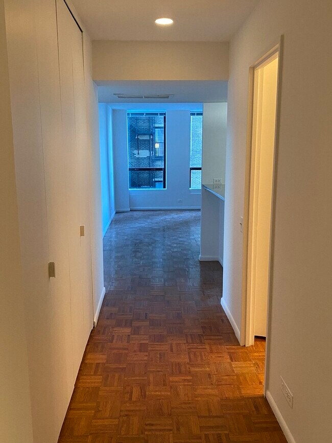 Building Photo - 260 E Chestnut St