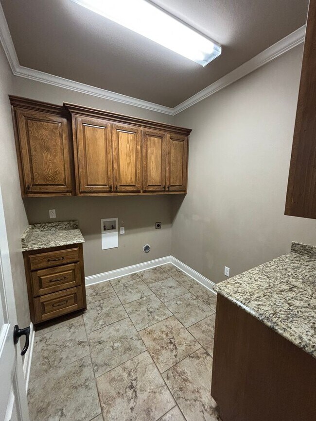 Building Photo - Large 4 Bedroom Home in Benton