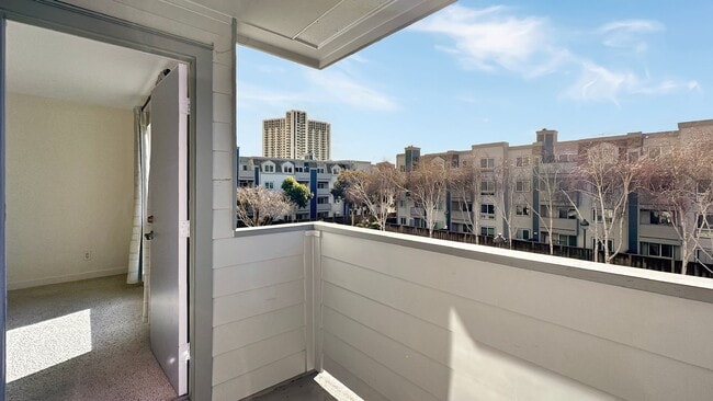 Building Photo - Sweet 1/1 condo with tons of amenities and a great location in Emeryville!