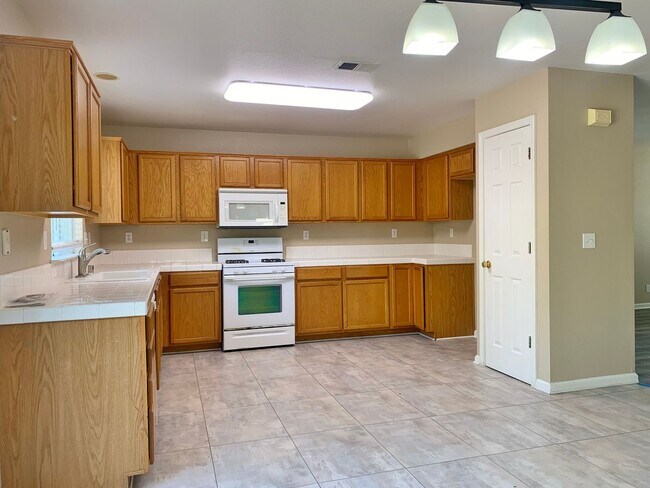 Building Photo - 4 Bedroom Home in Hollister  - No App Fee