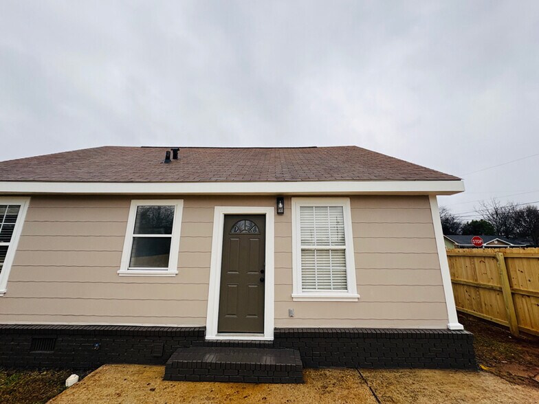 Building Photo - 703 31st Ave E