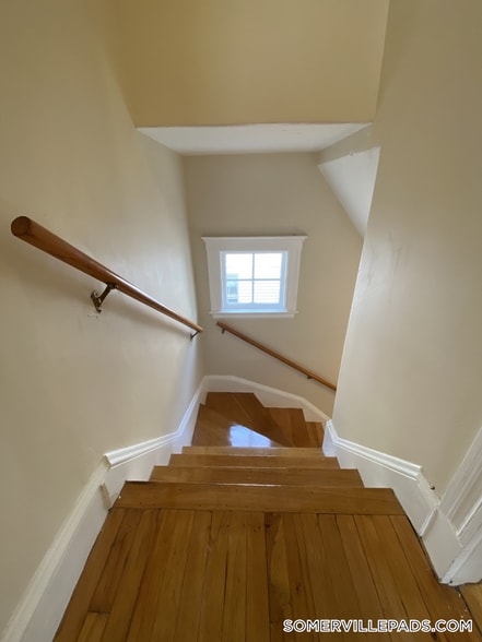 Building Photo - 56 Gordon St