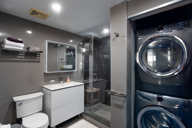 Building Photo - 102 Christopher Columbus Dr