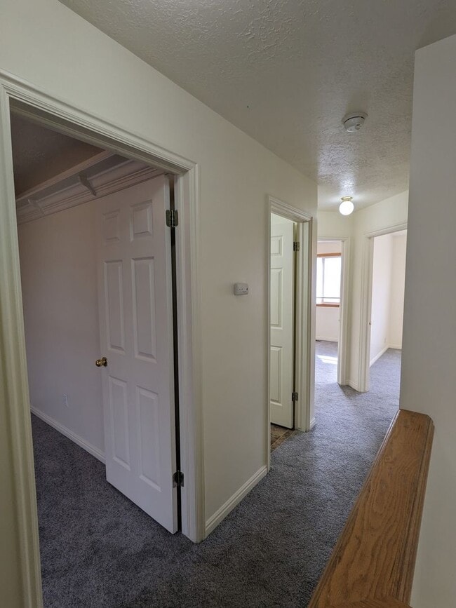 Building Photo - Layton 3 Bed Townhome with Garage & Fenced Yard – 2 Weeks Free!