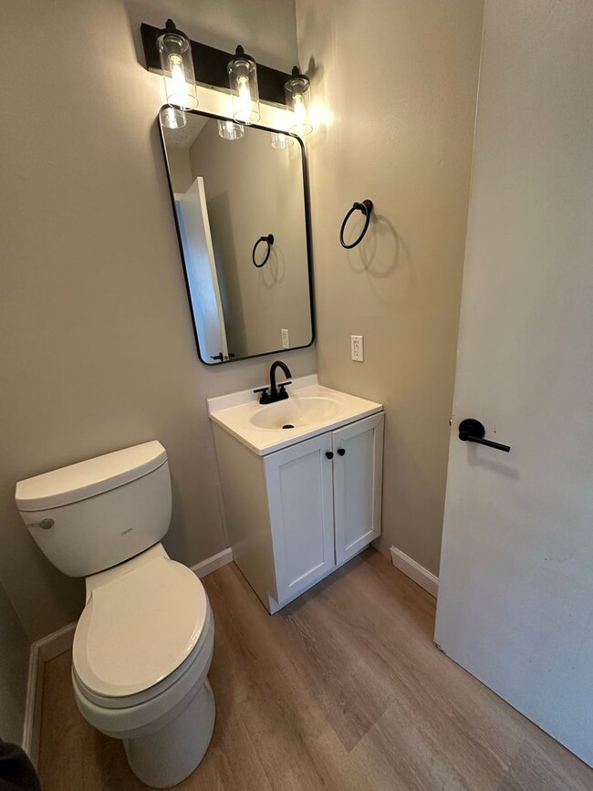Building Photo - Downtown 3 bed 2 bath townhome *PRICE DROP*