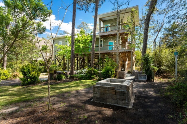 Building Photo - 211 Lewis Dr