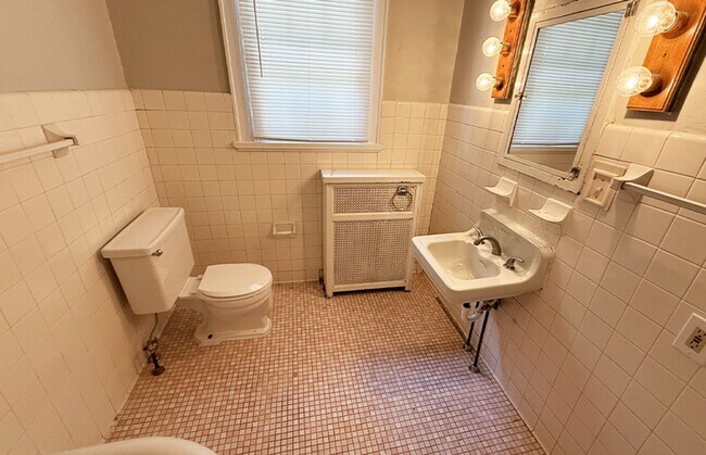 Building Photo - 3015 Clifton Ave