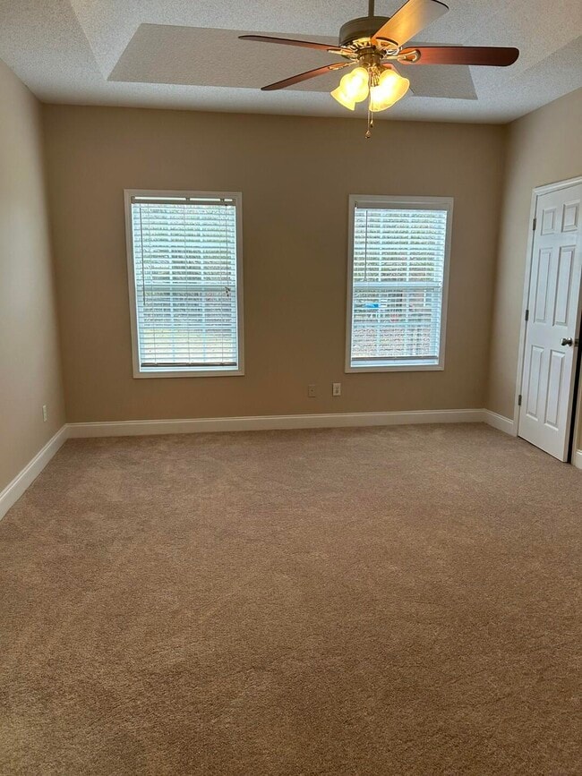 Building Photo - 3421 Beacon Dr