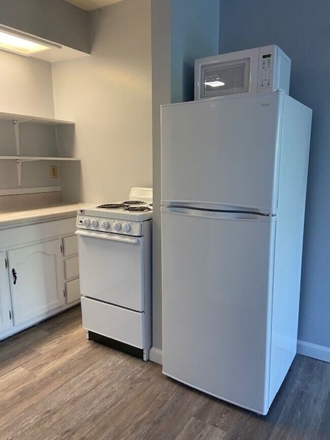 Building Photo - Studio Apartment in Hollister