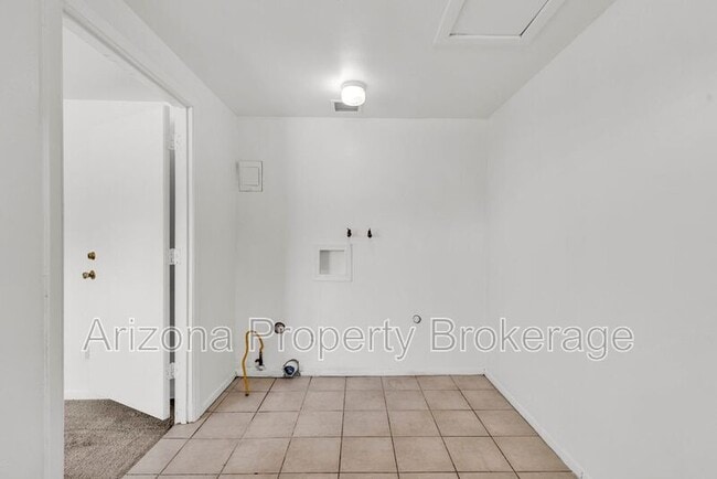 Building Photo - 119 W 9th Pl