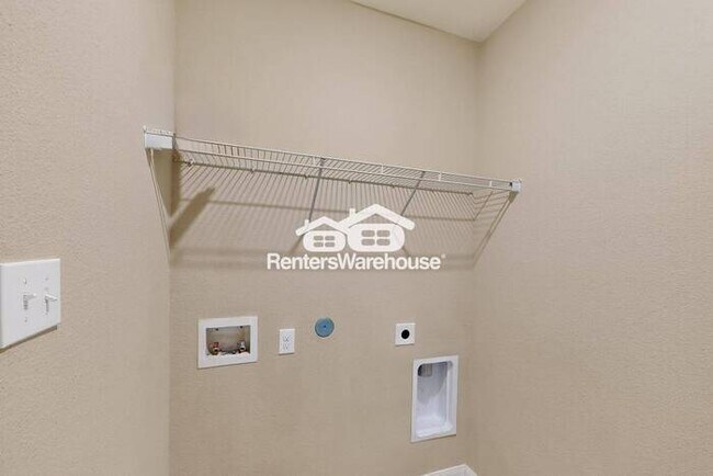 Building Photo - MOVE IN READY COMPLETELY UPDATED - 3BED/2B...