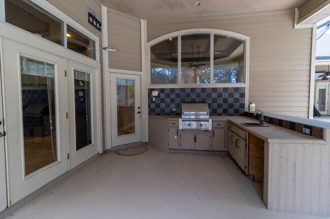 Building Photo - Executive Gainesville Rental: Custom 4 Sui...