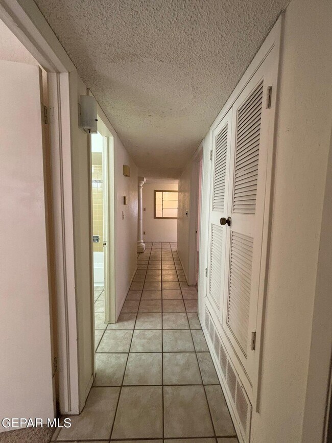 Building Photo - 1601 Common Dr