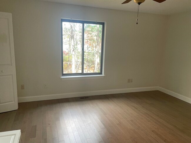 Building Photo - 64 Dunvegan Wds Dr