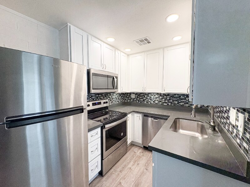 Building Photo - 2737 E Glenrosa Ave
