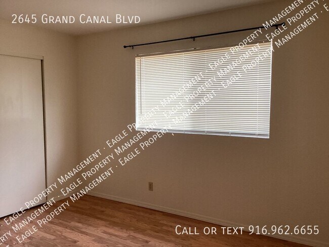 Building Photo - Nicely Updated Duplex