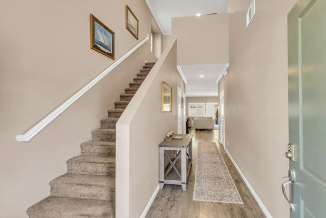 Building Photo - 4 bed / 3 bath | Upated Anatolia Home Avai...