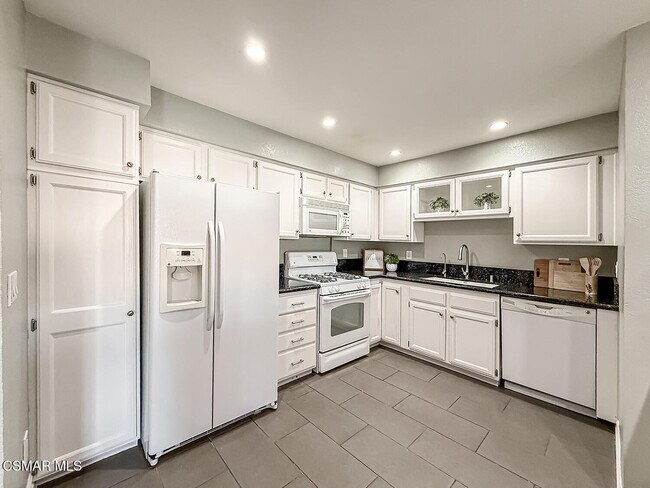 Building Photo - 5420 Sylmar Ave