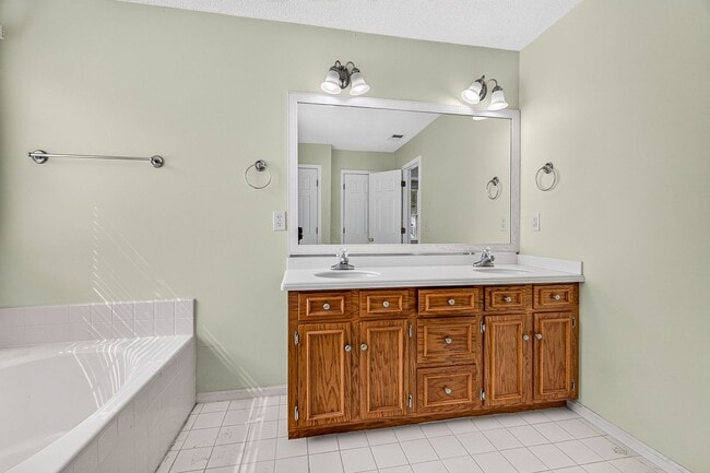 Building Photo - 8727 Evangeline Dr