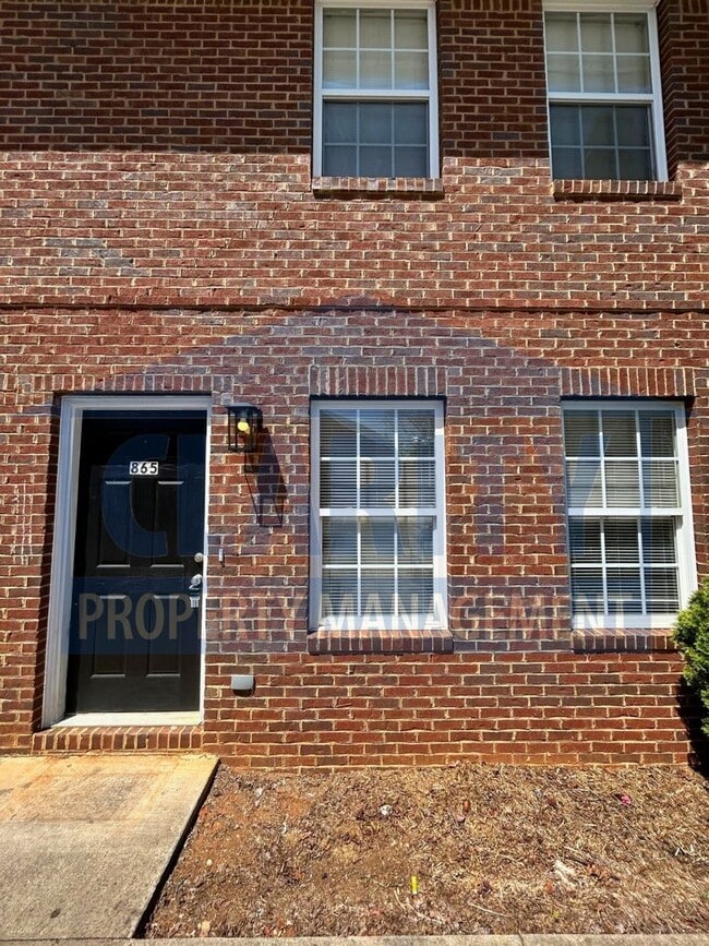 Building Photo - Conveniently located 2 bedroom townhome!