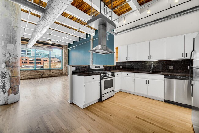 Building Photo - Fulton Market 2 Bed/2 Bath Timber Loft! Brand New Hardwood Floors! Rooftop Deck!