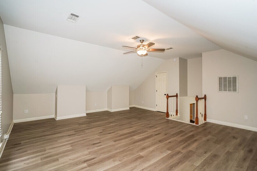 Building Photo - 104 Luna Ln