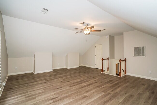 Building Photo - 104 Luna Ln