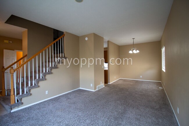 Building Photo - $1,022.50 Off Deposit! Spacious 2 Story ho...