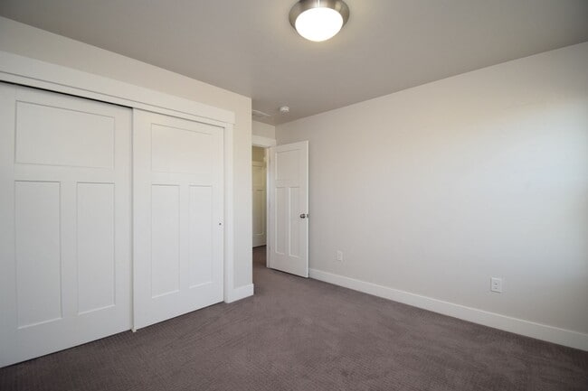 Building Photo - 4 Bed 3.5 Bath Sunny and Spacious South Jordan Corner-Lot Home with Views!