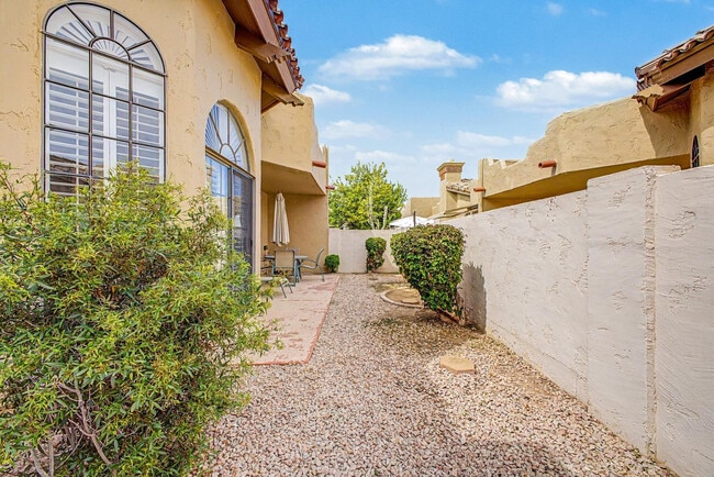 Building Photo - 7955 E Chaparral Rd