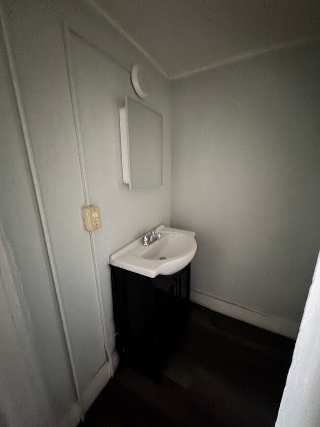 Building Photo - 86 Edwards St