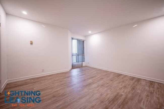 Building Photo - Spacious and Sunlit One-Bedroom Home Offer...